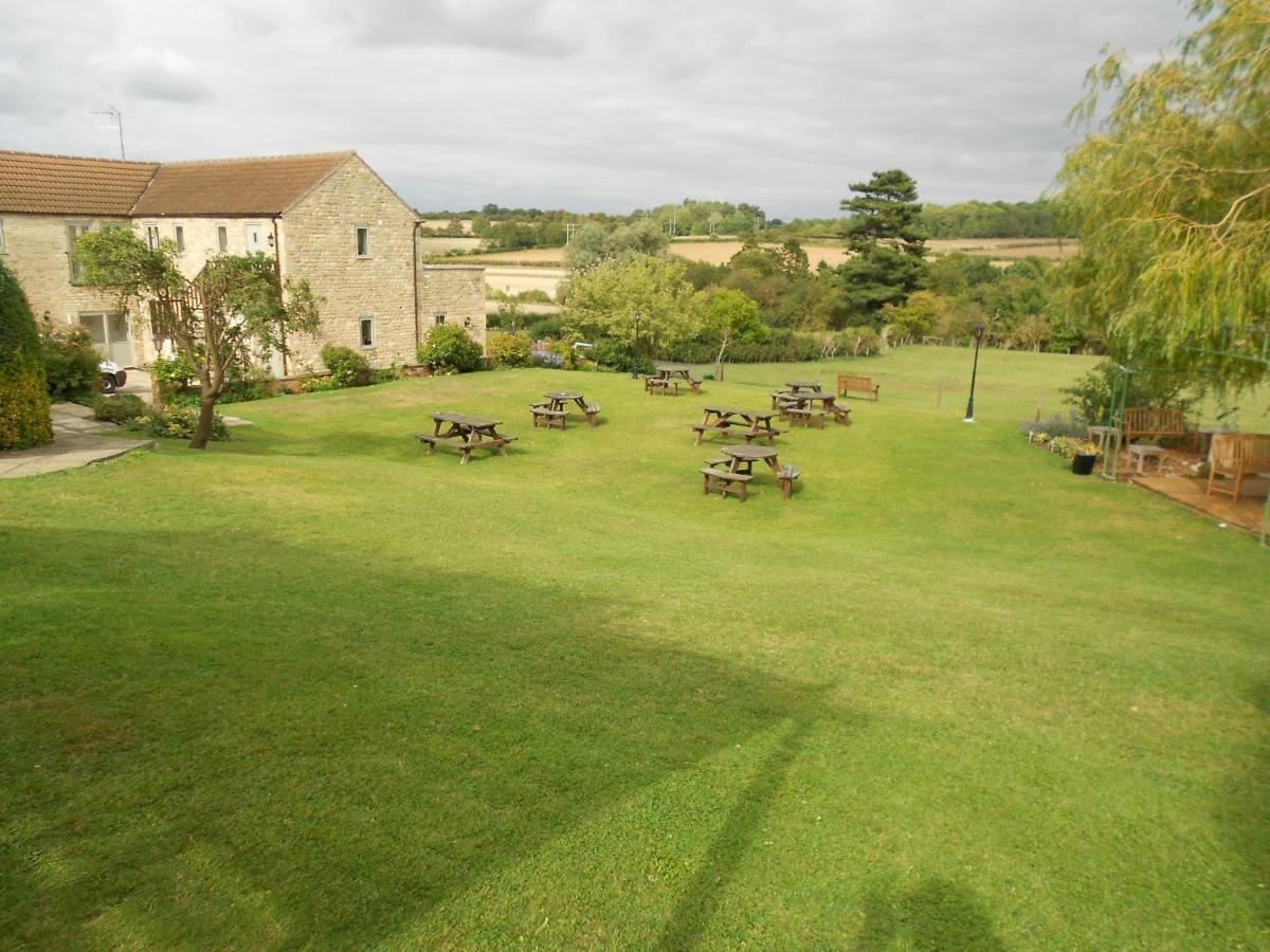 Hotel Willoughby Arms Little Bytham Exterior foto